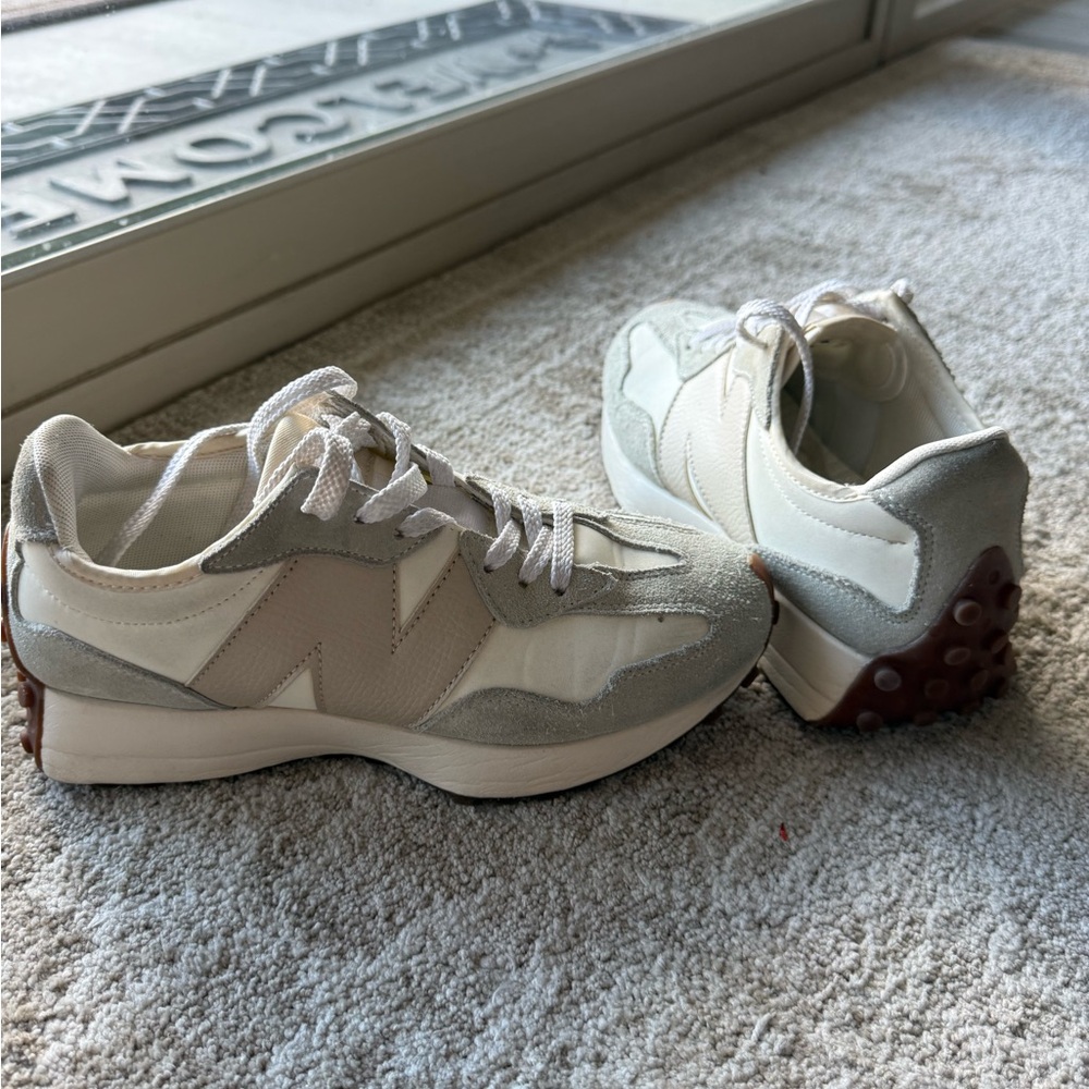 New Balance 327 big kids White and Gray Sneakers